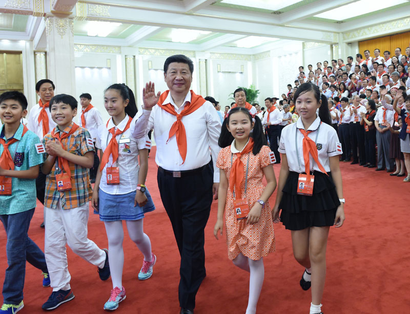 6月1日，中國少年先鋒隊第七次全國代表大會在北京開幕。這是習近平、劉雲山等來到人民大會堂，與代表們親切握手，並合影留念。新華社記者 王曄 攝