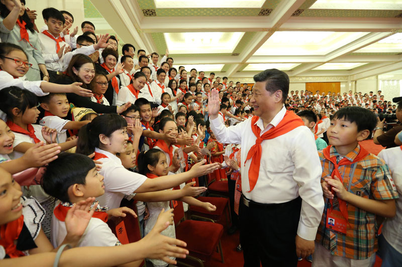6月1日，黨和國家領導人習近平、劉雲山等在北京人民大會堂親切會見中國少年先鋒隊第七次全國代表大會全體代表。新華社記者 馬佔成 攝