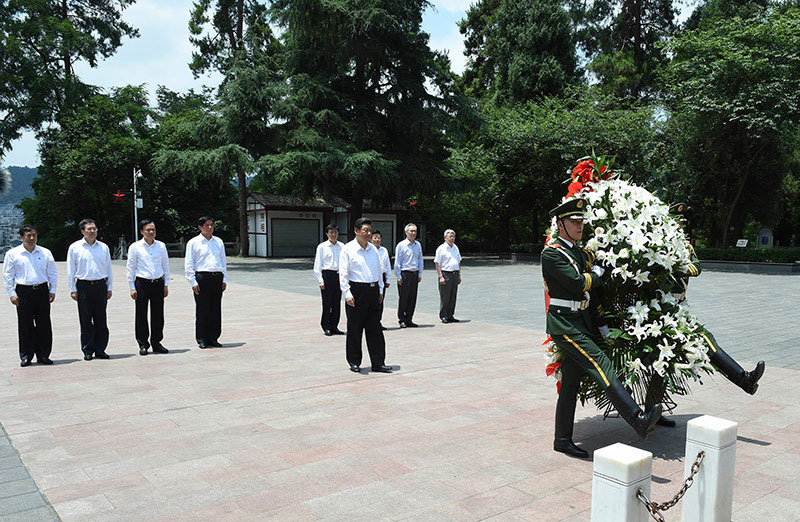 這是16日上午，習(xí)近平在遵義市紅軍山烈士陵園向紅軍烈士紀(jì)念碑敬獻(xiàn)花籃。新華社記者 李學(xué)仁 攝