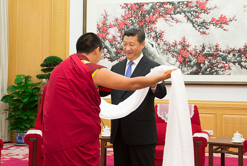 6月10日，中共中央總書記、國家主席、中央軍委主席習(xí)近平在北京中南海接受班禪額爾德尼·確吉杰布的拜見。這是班禪向習(xí)近平敬獻(xiàn)哈達(dá)。新華社記者 蘭紅光 攝