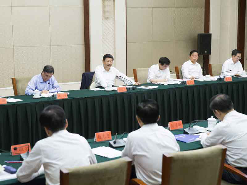6月18日，中共中央總書記、國家主席、中央軍委主席習近平在貴州召開部分省區市黨委主要負責同志座談會，聽取對“十三五”時期扶貧開發工作和經濟社會發展的意見和建議。新華社記者 黃敬文 攝