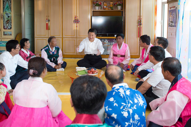 7月16日至18日，中共中央總書記、國家主席、中央軍委主席習近平在吉林調研。這是7月16日，習近平在延邊朝鮮族自治州和龍市東城鎮光東村農戶家中同村民們親切交談。新華社記者 謝環馳 攝