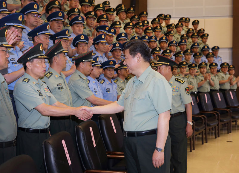 八一建軍節前夕，中共中央總書記、國家主席、中央軍委主席習近平專門來到第16集團軍視察，代表黨中央、中央軍委，向集團軍全體官兵致以誠摯問候，並向全軍指戰員、武警部隊官兵、民兵預備役人員致以節日的熱烈的祝賀。這是7月18日下午，習近平親切接見集團軍機關處以上領導干部、師旅單位主官和駐長春部隊師以上領導干部、建制團單位主官。新華社記者 李剛 攝