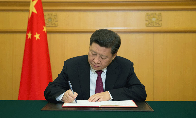 8月29日，國(guó)家主席習(xí)近平簽署主席特赦令，根據(jù)十二屆全國(guó)人大常委會(huì)第十六次會(huì)議29日通過(guò)的全國(guó)人大常委會(huì)關(guān)於特赦部分服刑罪犯的決定，對(duì)參加過(guò)抗日戰(zhàn)爭(zhēng)、解放戰(zhàn)爭(zhēng)等四類服刑罪犯實(shí)行特赦。新華社記者 蘭紅光 攝