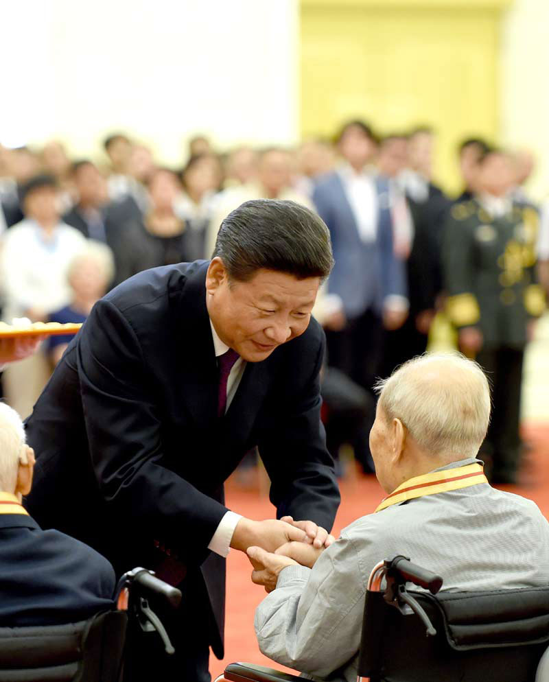 9月2日，中共中央總書記、國家主席、中央軍委主席習近平在北京人民大會堂向30名抗戰(zhàn)老戰(zhàn)士老同志、抗戰(zhàn)將領(lǐng)、幫助和支持中國抗戰(zhàn)的國際友人或其遺屬代表頒發(fā)中國人民抗日戰(zhàn)爭勝利70周年紀念章並發(fā)表重要講話。新華社記者 蘭紅光 攝