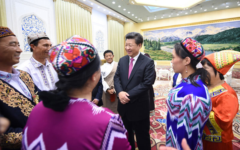 這是9月30日下午，習(xí)近平在人民大會(huì)堂親切會(huì)見代表們。新華社記者 張鐸 攝