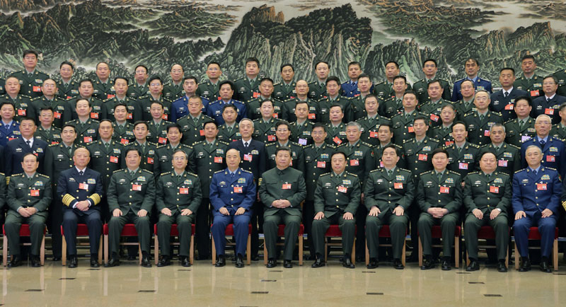 這是習近平親切接見會議代表，同大家合影留念。新華社記者 李剛 攝