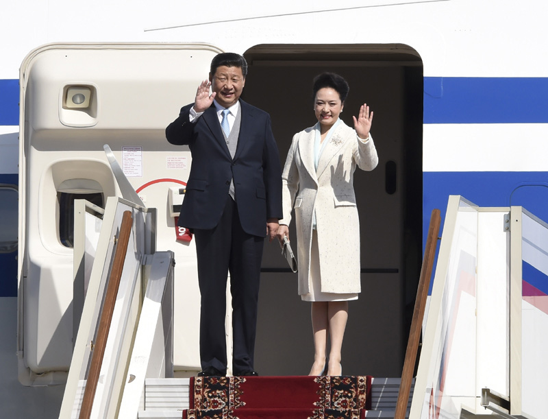 5月8日，國(guó)家主席習(xí)近平抵達(dá)俄羅斯首都莫斯科，開始訪問(wèn)俄羅斯，並出席即將舉行的俄羅斯紀(jì)念衛(wèi)國(guó)戰(zhàn)爭(zhēng)勝利70周年慶典。這是習(xí)近平和夫人彭麗媛步出艙門。新華社記者 張鐸 攝