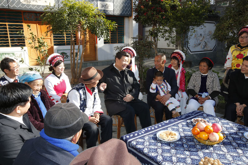 這是1月20日，習(xí)近平來到大理白族自治州大理市灣橋鎮(zhèn)古生村村民李德昌家，同村民們圍坐在一起親切拉家常。新華社記者 鞠鵬 攝