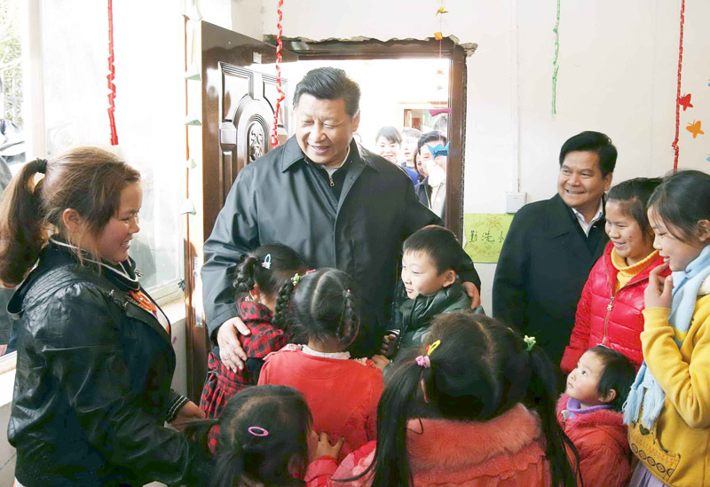 這是1月19日，習近平來到魯甸縣小寨鎮甘家寨紅旗社區過渡安置點，走進兒童活動室，同孩子們玩游戲。新華社記者 鞠鵬 攝
