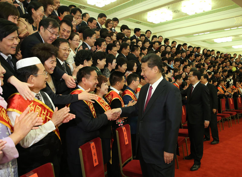 5月5日，黨和國家領(lǐng)導(dǎo)人習(xí)近平、李克強、劉雲(yún)山等在北京人民大會堂會見中國紅十字會第十次全國會員代表大會代表。新華社記者 蘭紅光 攝