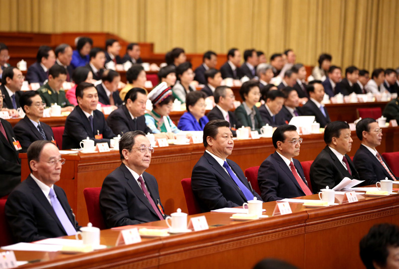 3月15日，十二屆全國(guó)人大三次會(huì)議在北京人民大會(huì)堂閉幕。習(xí)近平、李克強(qiáng)、俞正聲、劉雲(yún)山、王岐山、張高麗等黨和國(guó)家領(lǐng)導(dǎo)人在主席臺(tái)就座。新華社記者 蘭紅光 攝