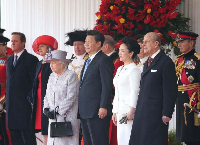 10月20日，對英國進(jìn)行國事訪問的國家主席習(xí)近平出席英國女王伊麗莎白二世在倫敦騎兵檢閱場舉行的隆重歡迎儀式。新華社記者 龐興雷 攝