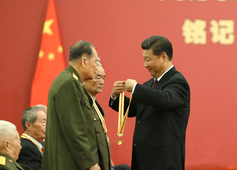 9月2日，中共中央總書記、國家主席、中央軍委主席習近平在北京人民大會堂向30名抗戰老戰士老同志、抗戰將領、幫助和支持中國抗戰的國際友人或其遺屬代表頒發中國人民抗日戰爭勝利70周年紀念章並發表重要講話。新華社記者 蘭紅光 攝