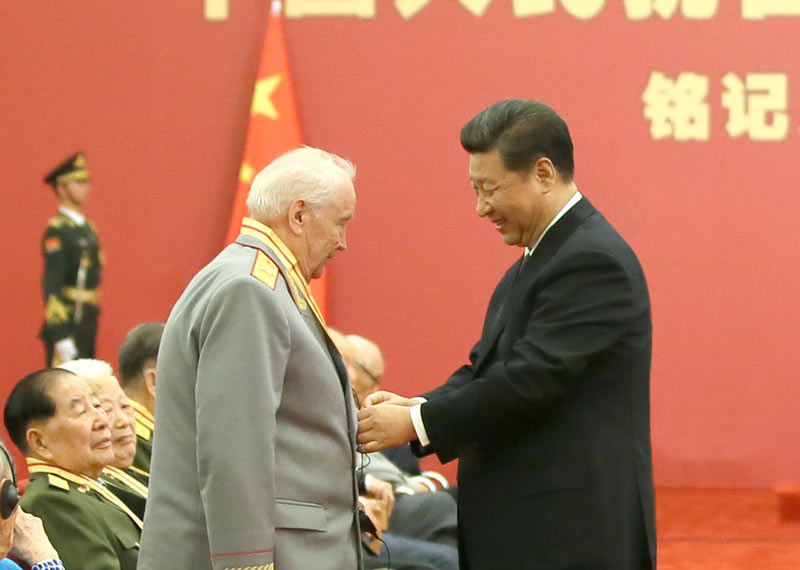 9月2日，中共中央總書記、國家主席、中央軍委主席習近平在北京人民大會堂向30名抗戰老戰士老同志、抗戰將領、幫助和支持中國抗戰的國際友人或其遺屬代表頒發中國人民抗日戰爭勝利70周年紀念章並發表重要講話。新華社記者 蘭紅光 攝