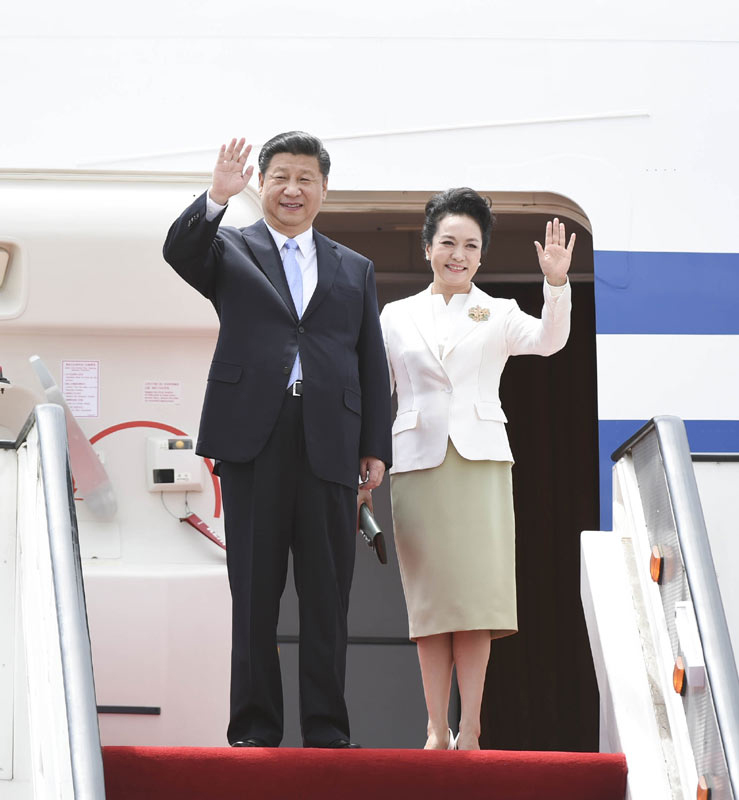 12月1日，中國國家主席習近平乘專機抵達津巴布韋首都哈拉雷，開始對津巴布韋進行國事訪問。這是習近平和夫人彭麗媛向歡迎人群揮手致意。新華社記者 謝環馳 攝