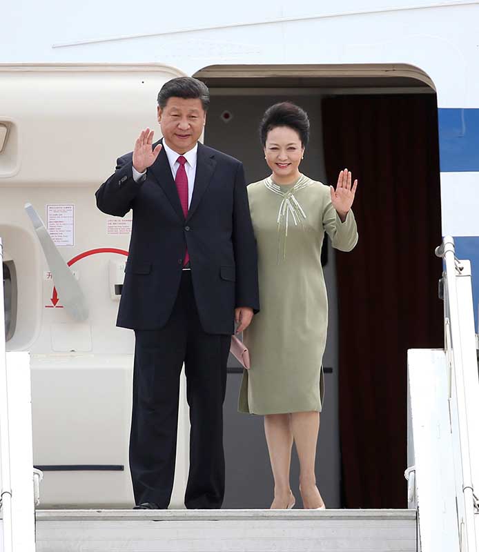12月2日，國家主席習(xí)近平抵達(dá)南非首都比勒陀利亞，開始對(duì)南非進(jìn)行國事訪問。這是習(xí)近平和夫人彭麗媛向歡迎人群揮手致意。新華社記者 龐興雷 攝