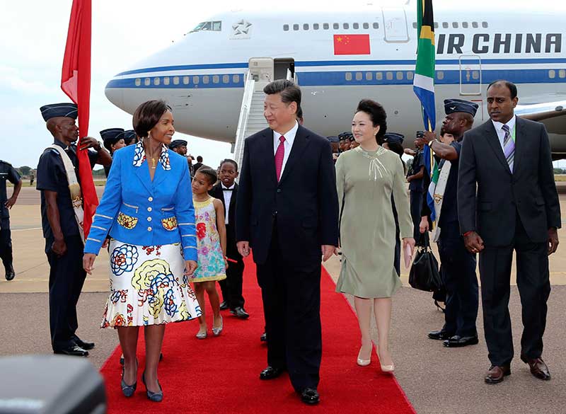 南非外長馬沙巴內(nèi)等政府高級官員到機(jī)場迎接習(xí)近平和夫人彭麗媛。新華社記者 蘭紅光 攝
