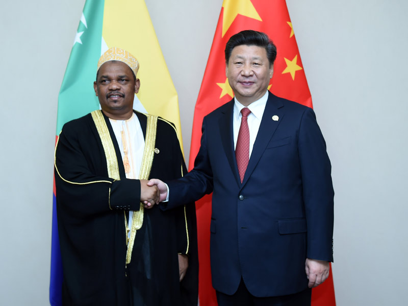 12月4日，國(guó)家主席習(xí)近平在約翰內(nèi)斯堡會(huì)見科摩羅總統(tǒng)伊基利盧。新華社記者 張鐸 攝