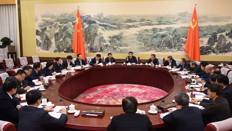 12月28日至29日，中共中央政治局召開(kāi)專題民主生活會(huì)，對(duì)照檢查踐行“三嚴(yán)三實(shí)”情況，討論研究加強(qiáng)黨風(fēng)廉政建設(shè)措施。中共中央總書(shū)記習(xí)近平主持會(huì)議並發(fā)表重要講話。新華社記者 李學(xué)仁 攝
