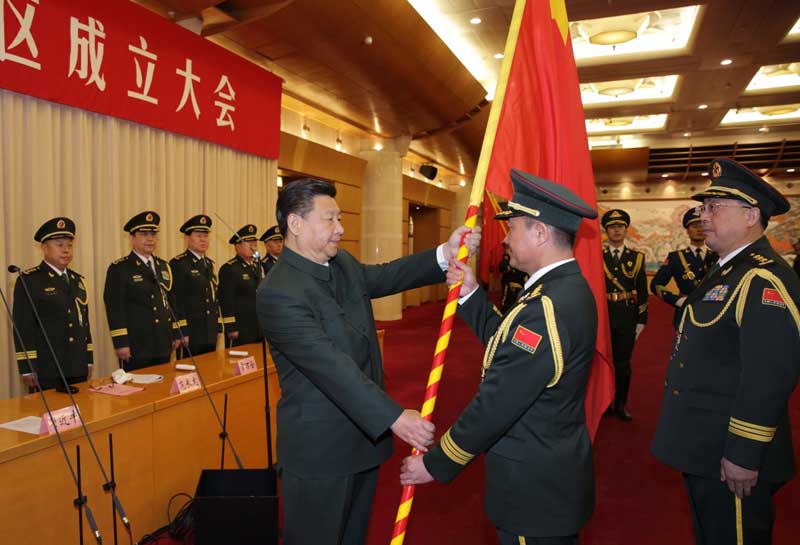2月1日，中國人民解放軍戰區成立大會在北京八一大樓隆重舉行。中共中央總書記、國家主席、中央軍委主席習近平向東部戰區、南部戰區、西部戰區、北部戰區、中部戰區授予軍旗並發布訓令。這是習近平將軍旗授予東部戰區司令員劉粵軍、政治委員鄭衛平。新華社記者 李剛 攝