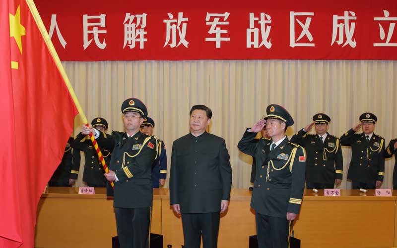 2月1日，中國人民解放軍戰區成立大會在北京八一大樓隆重舉行。中共中央總書記、國家主席、中央軍委主席習近平向東部戰區、南部戰區、西部戰區、北部戰區、中部戰區授予軍旗並發布訓令。這是習近平將軍旗授予中部戰區司令員韓衛國、政治委員殷方龍。 新華社記者 李剛 攝