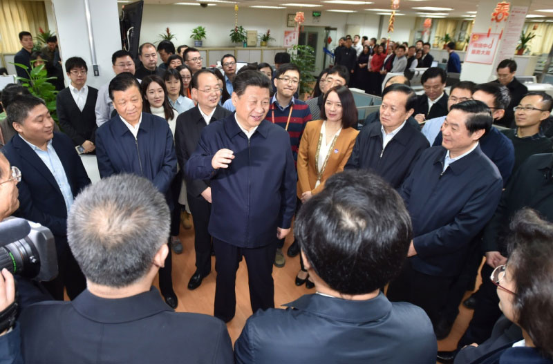 2月19日，中共中央總書記、國家主席、中央軍委主席習近平在北京主持召開黨的新聞輿論工作座談會，並到中央新聞單位調研。這是習近平在人民日報社總編室同編輯們親切交流。新華社記者 李濤 攝