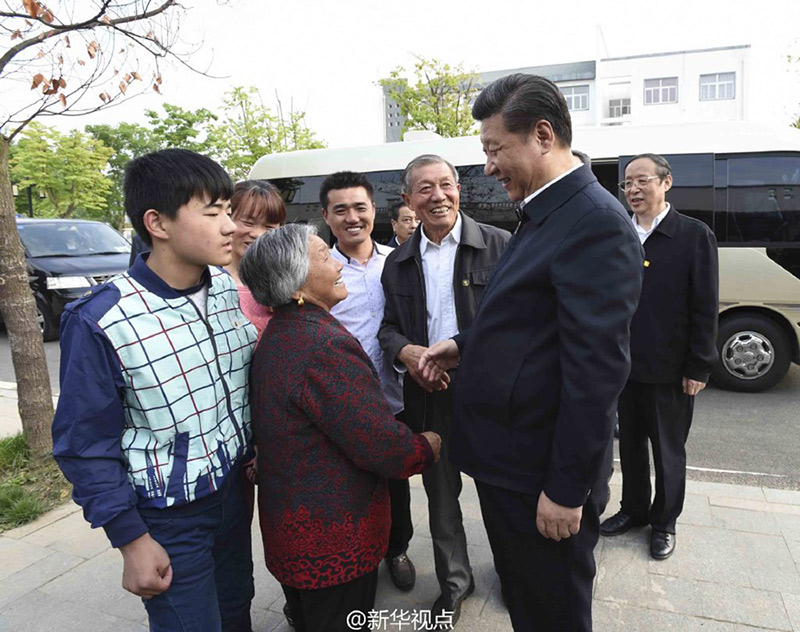 習(xí)近平走進吳廣利和當(dāng)年大包干帶頭人嚴金昌兩戶人家，詢問家庭成員就業(yè)、上學(xué)情況，了解他們用臨街房屋開辦小超市和農(nóng)家樂的狀況。習(xí)近平說，改革開放30多年，真是發(fā)生了翻天覆地的變化。小崗夢也是廣大農(nóng)民的夢。祝你們生活越來越好。