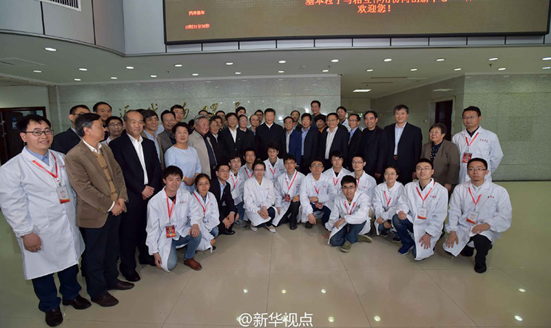 26日下午，習(xí)近平在中國科技大學(xué)自旋磁共振實(shí)驗(yàn)室，了解實(shí)驗(yàn)室進(jìn)行量子物理實(shí)驗(yàn)研究情況，並看望實(shí)驗(yàn)室科研人員。