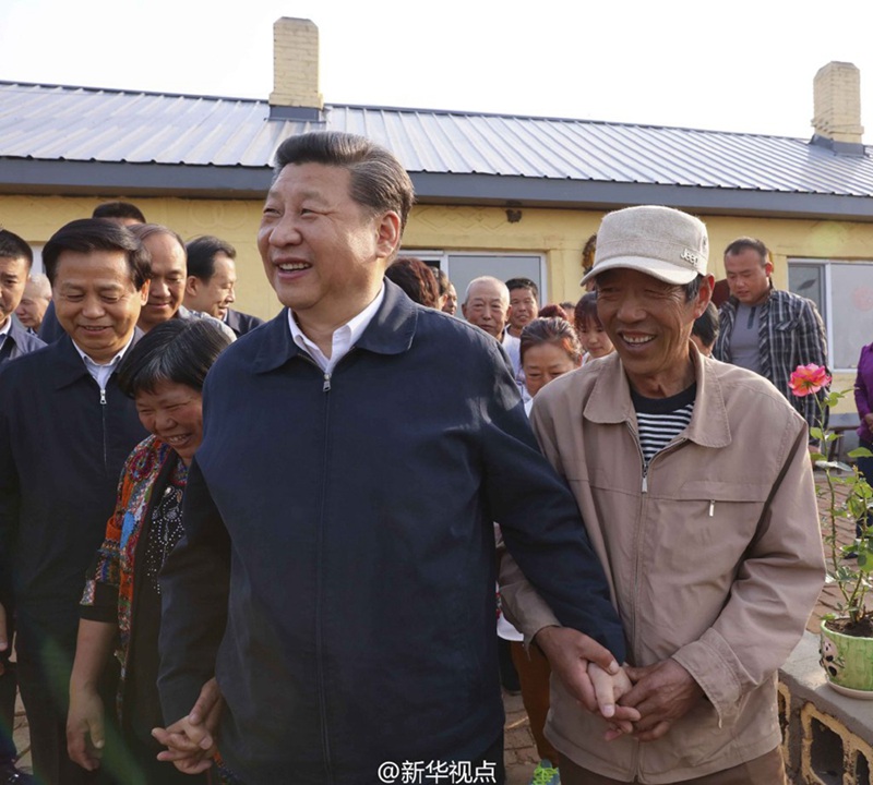 傍晚時分，習近平來到伊春上甘嶺林業局溪水經營所林場老職工劉養順家。他走進廚房掀起鍋蓋：紅燒魚、燉豆角、貼餅子，農家飯菜飄香，總書記笑著說“看著就好吃”。習近平又詢問老房子修復、水電路改造等一家人居住生活情況。夕陽西下，習近平同劉養順一家還有街坊四鄰圍坐在小院裡聊家常，了解停伐后林業工人的收入渠道。習近平說，看到你們找到一些生產生活的出路我很高興。黨中央始終關心大家，黨和政府的政策會一以貫之，大家還要自力更生，找到新的門路，讓伊春老林區煥發青春活力。（文字:新華社記者霍小光，攝影:新華社記者蘭紅光、李濤）