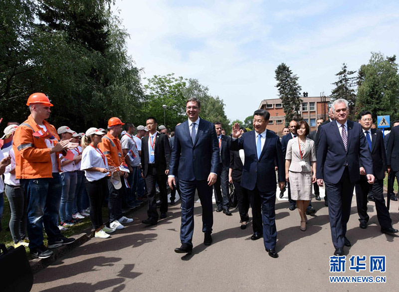 6月19日上午，國(guó)家主席習(xí)近平在貝爾格萊德參觀河鋼集團(tuán)塞爾維亞斯梅代雷沃鋼廠。習(xí)近平抵達(dá)時(shí)，塞爾維亞總統(tǒng)尼科利奇、總理武契奇在停車(chē)處熱情迎接。鋼廠工人和家屬、當(dāng)?shù)厥忻駭?shù)千人夾道歡迎。新華社記者 饒愛(ài)民 攝
