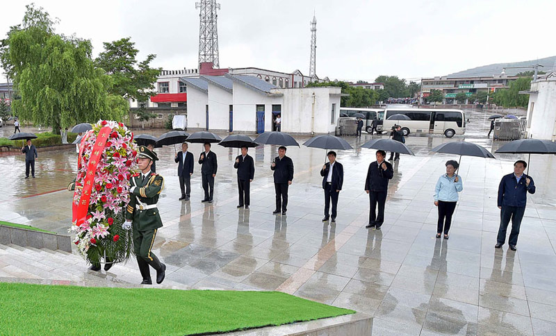 這是7月18日上午，習(xí)近平在固原市西吉縣將臺(tái)堡向紅軍長(zhǎng)征會(huì)師紀(jì)念碑敬獻(xiàn)花籃。新華社記者李濤攝