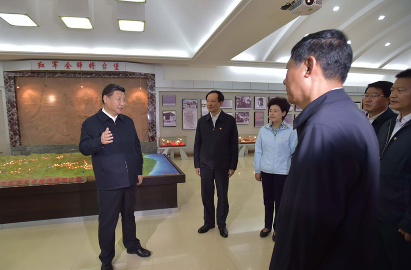 這是7月18日上午，習近平在固原市西吉縣將臺堡參觀三軍會師紀念館。新華社記者李濤攝