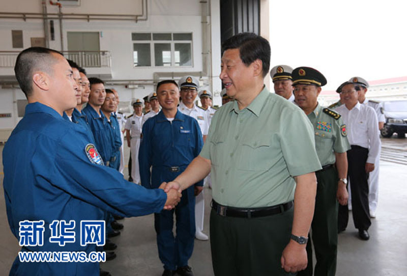 2013年8月28日，習(xí)近平在海軍某艦載機綜合試驗訓(xùn)練基地接見首批上艦指揮員、試飛員代表。李剛攝