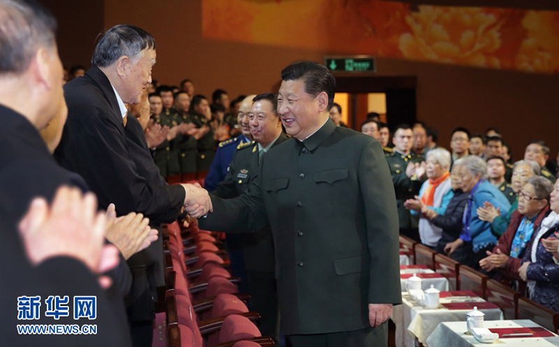 2016年1月28日，中央軍委慰問駐京部隊老干部迎新春文藝演出在北京舉行。習近平出席，向在場的軍隊老同志，向全軍離退休老干部，致以新春問候和祝福。記者李剛攝