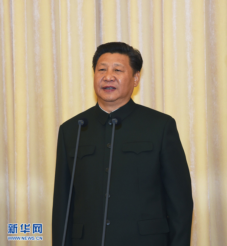 2016年2月1日，中國(guó)人民解放軍戰(zhàn)區(qū)成立大會(huì)在北京八一大樓隆重舉行。習(xí)近平向東部戰(zhàn)區(qū)、南部戰(zhàn)區(qū)、西部戰(zhàn)區(qū)、北部戰(zhàn)區(qū)、中部戰(zhàn)區(qū)授予軍旗並發(fā)布訓(xùn)令。記者 李剛 攝
