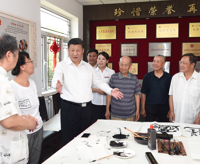 7月28日，中共中央總書記、國家主席、中央軍委主席習近平到河北唐山市調研考察。這是習近平在唐山市祥富裡社區文化活動室勉勵正在進行書法繪畫的社區居民。新華社記者 謝環馳 攝