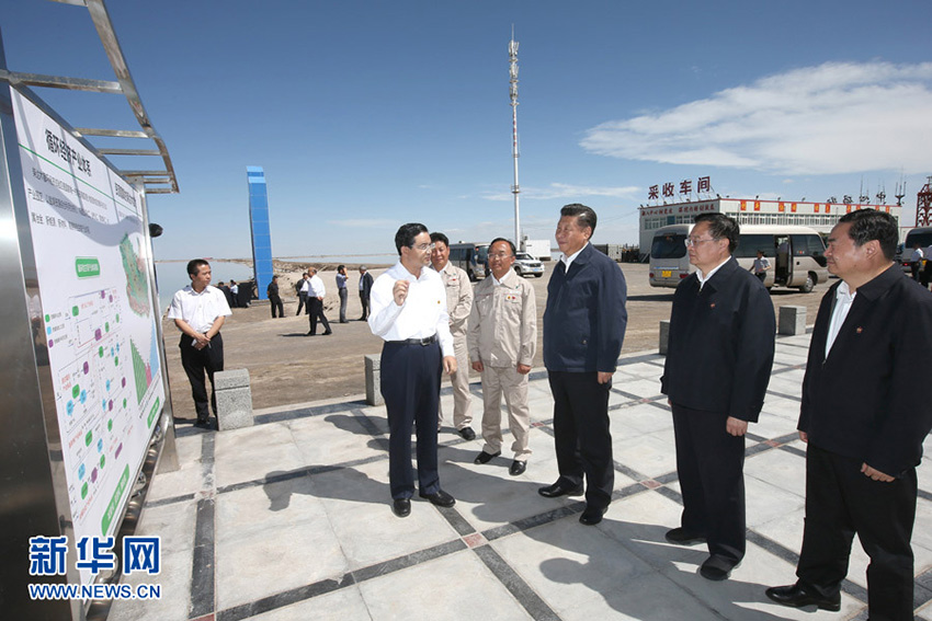 這是8月22日下午，習近平在青海鹽湖工業股份有限公司鹽湖碼頭聽取鹽湖資源綜合利用和柴達木盆地發展循環經濟情況介紹。 新華社記者 龐興雷攝
