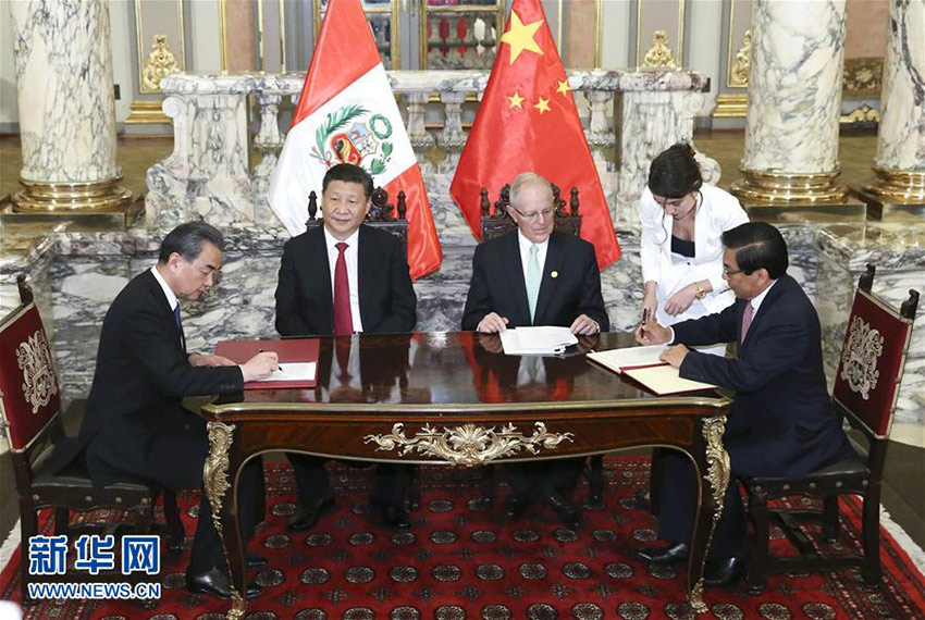 11月21日，國(guó)家主席習(xí)近平在利馬同秘魯總統(tǒng)庫(kù)琴斯基舉行會(huì)談。會(huì)談后，兩國(guó)元首見(jiàn)証《中華人民共和國(guó)政府與秘魯共和國(guó)政府2016年至2021年共同行動(dòng)計(jì)劃》等文件的簽署。新華社記者 龐興雷 攝