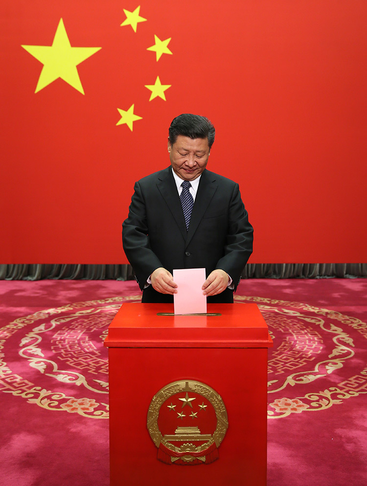 11月15日，中共中央總書記、國家主席、中央軍委主席習近平在北京市西城區中南海選區懷仁堂投票站參加區人大代表選舉投票。 新華社記者蘭紅光 攝
