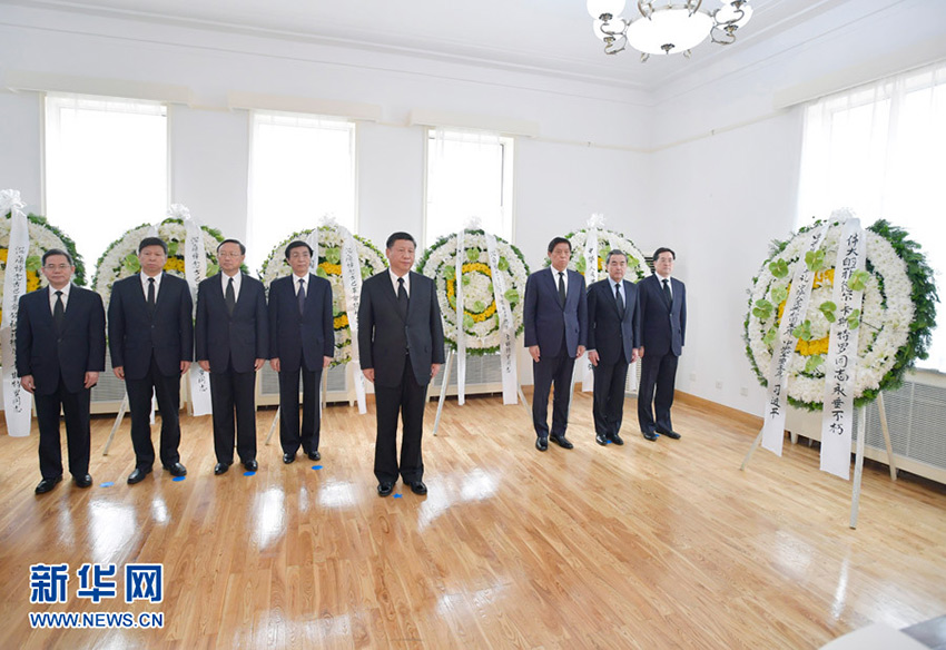 11月29日，中共中央總書記、國家主席、中央軍委主席習(xí)近平前往古巴駐華使館，吊唁古巴革命領(lǐng)袖菲德爾·卡斯特羅逝世。 新華社記者 王曄攝