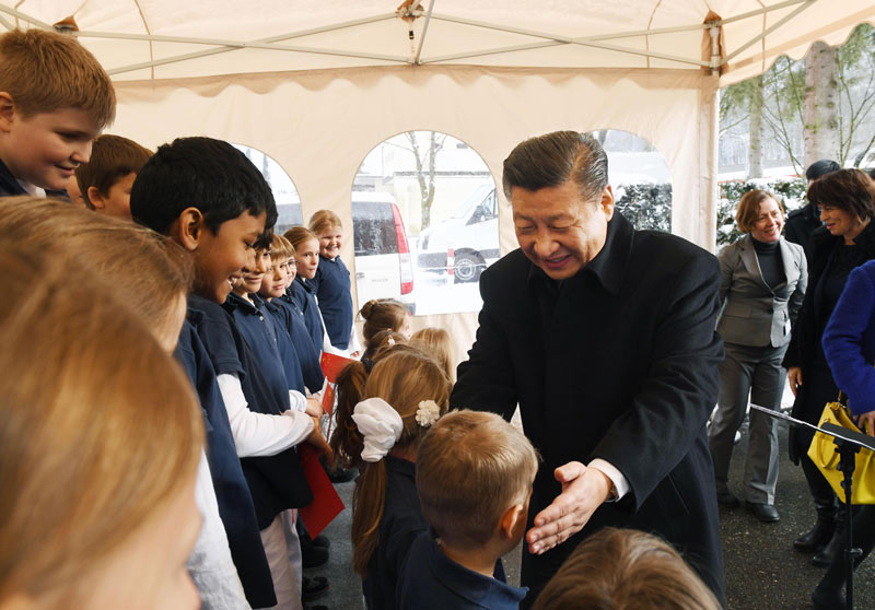 1月15日，國家主席習(xí)近平在瑞士聯(lián)邦主席洛伊特哈德陪同下，乘坐瑞士政府專列自蘇黎世前往瑞士首都伯爾尼。在專列行進過程中，習(xí)近平和夫人彭麗媛受洛伊特哈德主席夫婦邀請，在輕鬆愉快的氛圍中品茶暢談。這是習(xí)近平在伯爾尼克爾薩茨火車站觀看瑞士童聲合唱團表演后，與合唱團的小演員交流。 新華社記者 饒愛民 攝
