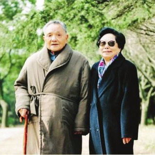 1993年春節(jié)，鄧小平和卓琳在上海西郊賓館