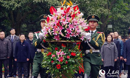 四川廣安舉行紀(jì)念鄧小平同志逝世二十周年獻(xiàn)花儀式在鄧小平同志逝世20周年即將到來(lái)之際，2月17日，廣安市鄧小平故裡鄧小平銅像廣場(chǎng)舉行了獻(xiàn)花儀式。【詳細(xì)】 