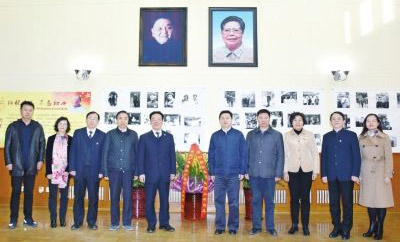 牢記囑托奮發(fā)圖強(qiáng) 不忘初心建好廣安2月18日，市委書記侯曉春，市委副書記、市長(zhǎng)羅增斌，市委副書記嚴(yán)春風(fēng)等市領(lǐng)導(dǎo)，代表470萬(wàn)廣安人民前往北京原鄧小平住地敬獻(xiàn)鮮花，參觀《緬懷首長(zhǎng)·不忘初心》圖片展和鄧小平曾經(jīng)的工作生活場(chǎng)所，表達(dá)家鄉(xiāng)人民對(duì)鄧小平同志的深切緬懷和崇高敬意。【詳細(xì)】 