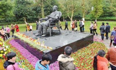 故園情深憶偉人今年2月19日，是鄧小平同志逝世20周年紀(jì)念日。連日來(lái)，記者走進(jìn)鄧小平故居、北山小學(xué)堂、翰林院子等鄧小平同志青少年時(shí)期活動(dòng)的場(chǎng)所，看到不少群眾前來(lái)悼念，他們用發(fā)自肺腑的話語(yǔ)表達(dá)對(duì)小平同志最深情的懷念?！驹敿?xì)】 