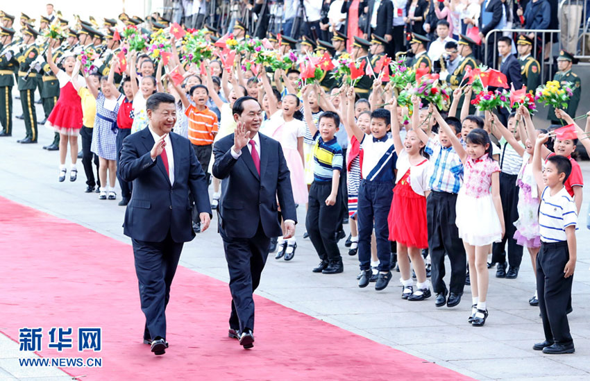 5月11日，國(guó)家主席習(xí)近平在北京人民大會(huì)堂同越南國(guó)家主席陳大光舉行會(huì)談。這是會(huì)談前，習(xí)近平在人民大會(huì)堂東門外廣場(chǎng)為陳大光舉行歡迎儀式。新華社記者 鞠鵬 攝
