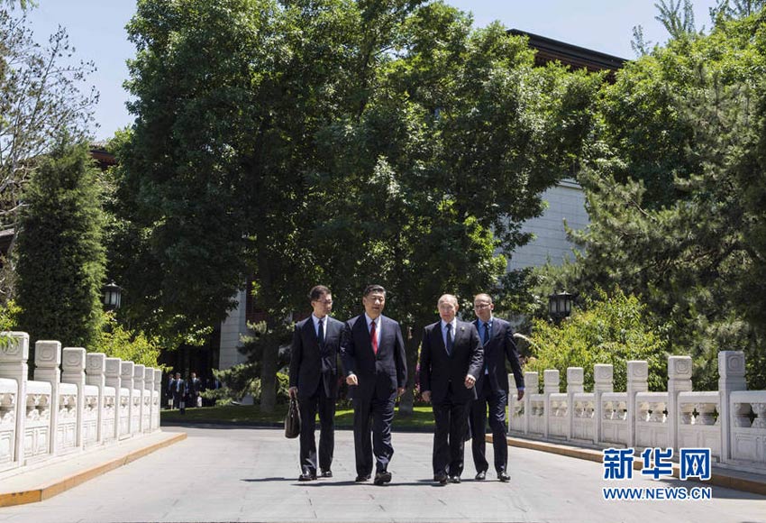 5月14日，國(guó)家主席習(xí)近平在北京釣魚(yú)臺(tái)國(guó)賓館會(huì)見(jiàn)來(lái)華出席“一帶一路”國(guó)際合作高峰論壇的俄羅斯總統(tǒng)普京。會(huì)見(jiàn)后，習(xí)近平同普京在釣魚(yú)臺(tái)國(guó)賓館散步。新華社記者 李濤 攝