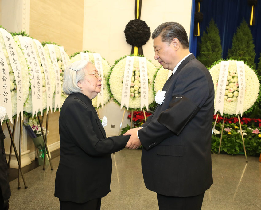 5月18日，錢其琛同志遺體在北京八寶山革命公墓火化。習近平、李克強、張德江、俞正聲、劉雲山、王岐山、張高麗、胡錦濤等前往八寶山送別。這是習近平與錢其琛親屬握手，表示深切慰問。新華社記者 馬佔成 攝