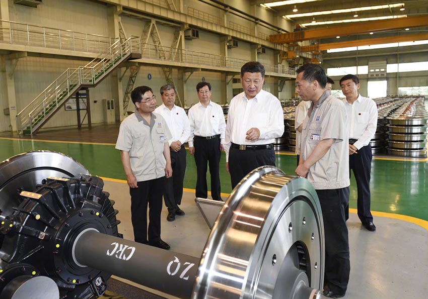 6月22日，中共中央總書記、國家主席、中央軍委主席習(xí)近平在山西太原考察企業(yè)。這是習(xí)近平在太原重工軌道交通設(shè)備有限公司車輪車間考察。新華社記者 李學(xué)仁 攝